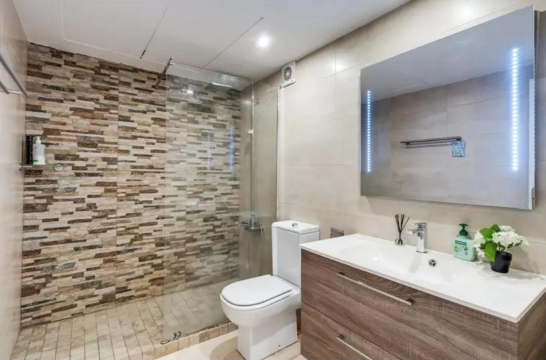 Bedroom, With A Share Bathroom In A Bed And Breakfast Place 马拉加 外观 照片